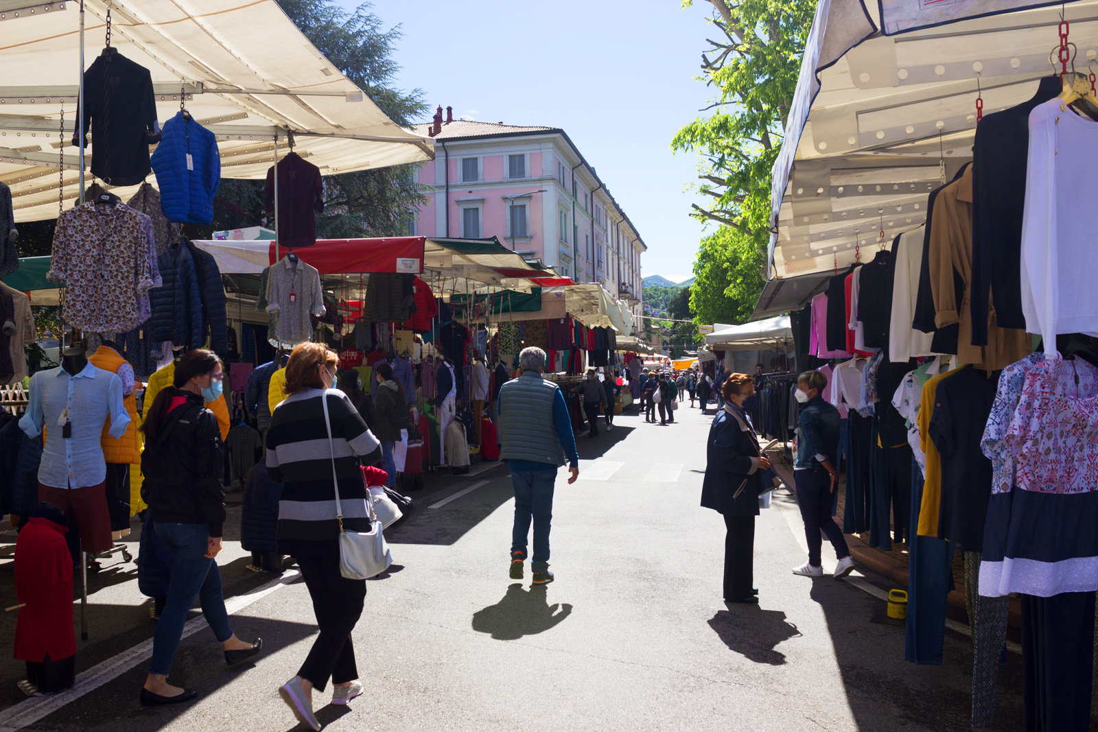 Mercato di Luino · Il mercoledì in riva al lago